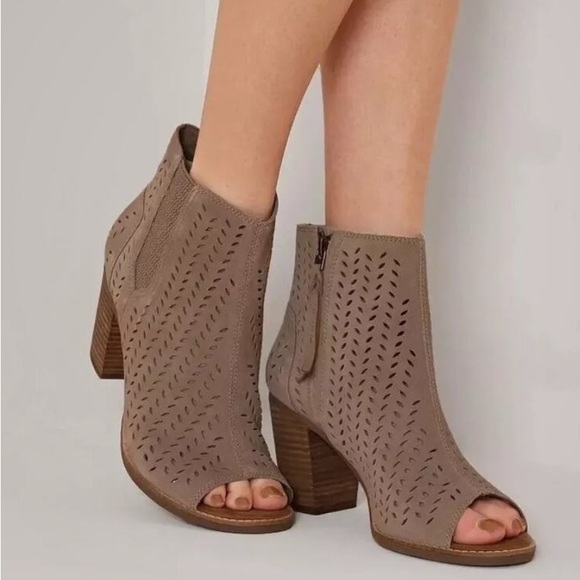 Toms Desert Perforated Taupe Peep Toe Ankle Booties size 9 - Picture 1 of 11